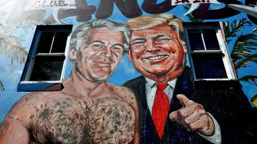 جدارية تظهر رسمًا لجيفري إبشتاين ودونالد ترامب، تعكس الجدل حول العلاقات السياسية والأخلاقية في السياق الإيراني.