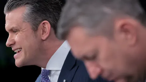 وزير الحرب الأمريكي بيتر هيغسيث يتحدث خلال إحاطة إعلامية، مع التركيز على التوترات المتعلقة بالصواريخ الإيرانية وطلب المساعدة من الحلفاء.