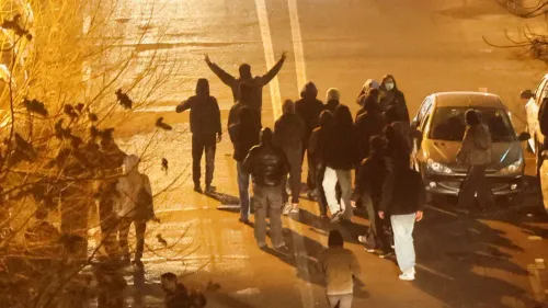 محتجون في الشارع خلال مظاهرات مناهضة للحكومة في إيران، حيث شهدت البلاد احتجاجات واسعة وقمعاً عنيفاً.