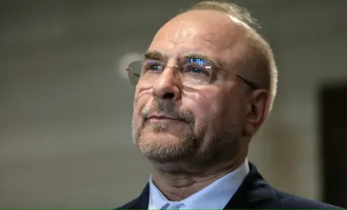 محمد باقر قاليباف، رئيس البرلمان الإيراني، يظهر في صورة تعكس الجدل حول دوره في المفاوضات المحتملة مع الولايات المتحدة.