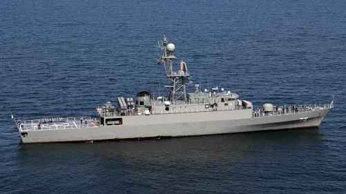 سفينة حربية إيرانية تشارك في مناورات بحرية دولية، تظهر في المياه، قبل تعرضها لضربة طوربيد أمريكية.