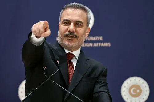 وزير الخارجية التركي هاكان فيدان يتحدث للصحفيين، مشيرًا إلى التوترات الإقليمية والجهود التركية لخفض التصعيد بين الولايات المتحدة وإيران.