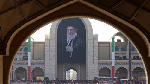 مصلّى طهران الكبير يضم صورة ضخمة للمرشد الأعلى الراحل علي خامنئي وسط حشد كبير، في مراسم عزاء تعكس قوة إيران ونفوذها الإقليمي.
