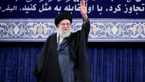 المرشد الأعلى آية الله علي خامنئي يلوح بيده خلال خطاب، مع خلفية مزخرفة تتعلق بالسياسة الإيرانية والأمن القومي.