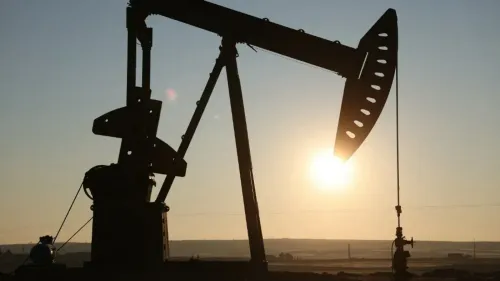 مضخة نفط تعمل في العراق، تعكس استئناف تصدير النفط عبر سوريا، مما يعزز دور البلاد كممر رئيسي للطاقة في المنطقة.