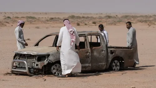رجال يتفقدون شاحنة محترقة في الصحراء العراقية، حيث عُثر عليها بعد مقتل الراعي عوض الشمري بالقرب من قاعدة إسرائيلية سرية.