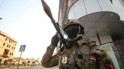 جندي عراقي يرتدي زيًا عسكريًا ويحمل سلاحًا في موقع حدودي، في سياق جهود العراق لمكافحة تهريب الأسلحة إلى حزب الله عبر الحدود السورية.