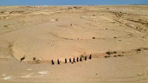 مجموعة من الأشخاص يسيرون في الصحراء الغربية العراقية، حيث تشير التقارير إلى وجود قاعدة إسرائيلية سرية خلال الحرب على إيران.