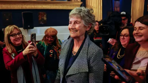 كاثرين كونولي، البرلمانية المستقلة، تتلقى التهاني من مؤيديها بعد فوزها في الانتخابات الرئاسية الأيرلندية، وسط أجواء احتفالية تعبر عن دعم فلسطين.