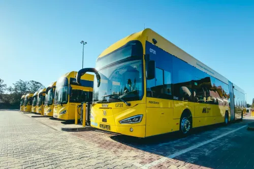 حافلات كهربائية صفرية الانبعاث صفراء من Irizar متوقفة في مستودع بمنطقة GZM البولندية ضمن مشروع النقل الأخضر.