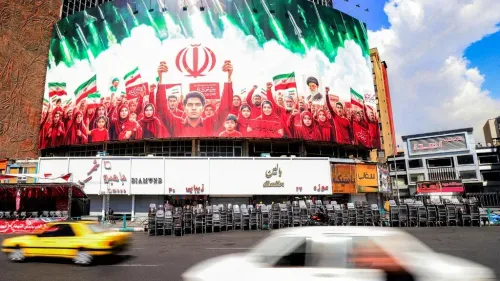 جدارية ضخمة في طهران تظهر مجموعة من الأشخاص يرتدون ملابس حمراء، يرفعون الأعلام الإيرانية ويعبرون عن التضامن الوطني وسط أجواء احتفالية.
