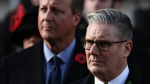 صورة لرئيس الوزراء البريطاني كير ستارمر ورئيس الوزراء السابق ديفيد كاميرون، حيث يظهران في مناسبة رسمية. تعكس الصورة التعاون بين الحزبين في قضايا غزة.