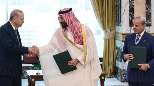 قادة السعودية وتركيا وباكستان يتصافحون بعد توقيع اتفاقية مكة للدفاع المشترك، تعكس تحالفًا استراتيجيًا إقليميًا جديدًا.