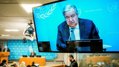 الأمين العام للأمم المتحدة أنطونيو غوتيريش يتحدث خلال مؤتمر صحفي، مع عرض صورته على الشاشة خلفه، في مقر الأمم المتحدة.