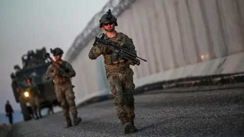 جنود يرتدون زيًا عسكريًا ويتحركون في منطقة قريبة من غزة، في إطار جهود دولية لتحقيق الاستقرار بالمنطقة.