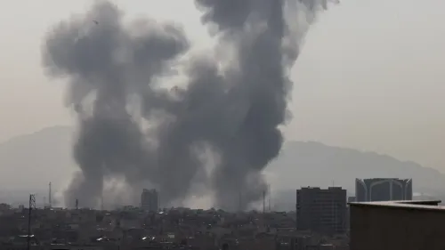 تصاعد أعمدة من الدخان الكثيف في سماء طهران بعد الهجمات الإسرائيلية، مع تضرر المباني في المدينة.