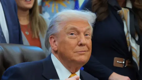 ترامب مبتسم أثناء اجتماع، محاطًا بمساعدين، مع التركيز على خطته لإنشاء مجلس للسلام في دافوس.