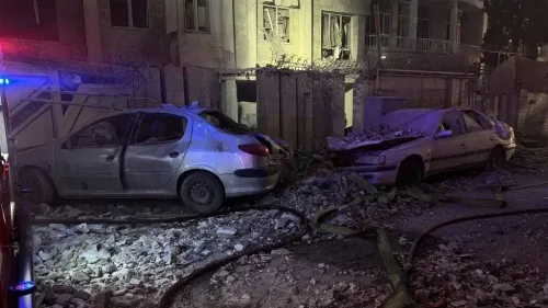 دمار شامل في طهران بعد الهجمات الإسرائيلية، حيث تحطمت سيارات وسط الأنقاض والنوافذ المكسورة، مما يعكس حالة الذعر والفوضى.