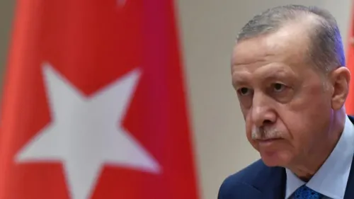 الرئيس التركي رجب طيب أردوغان أثناء إلقاء خطاب حول التصعيد العسكري الإسرائيلي في سوريا، مع العلم الوطني التركي خلفه.