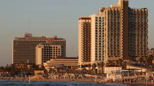 مباني فندقية على شاطئ البحر في هرتسيليا، تل أبيب، حيث كانت تُخطط مظاهرات للاجئين السودانيين احتجاجًا على الأوضاع في السودان.