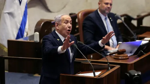 رئيس الوزراء الإسرائيلي بنيامين نتنياهو يتحدث في الكنيست، مع التركيز على مشروع قانون يتيح إغلاق وسائل الإعلام الأجنبية.