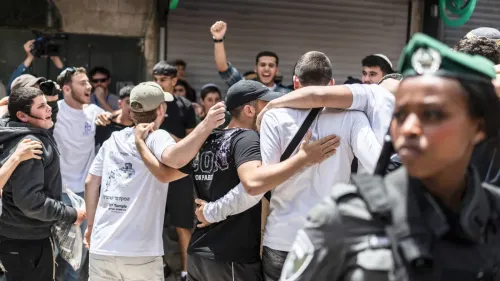 تجمع حشود من المتطرفين الإسرائيليين أمام بوابات المسجد الأقصى، بينما تفرض القوات الإسرائيلية قيوداً مشددة على المصلين الفلسطينيين.