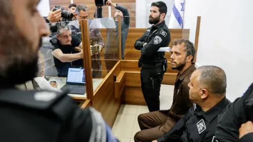 ناشطان فلسطينيان محتجزان في محكمة إسرائيلية، مع وجود عناصر من الشرطة والإعلام، في سياق تمديد احتجازهما بعد اعتقالهما على متن أسطول Global Sumud.