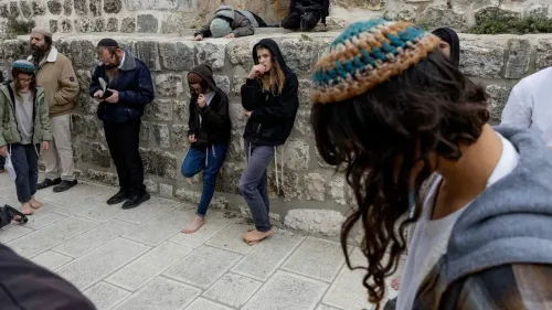 مستوطنون إسرائيليون يتجمعون في باحات المسجد الأقصى، تحت حراسة مشددة، مع تزايد القيود على دخول الفلسطينيين خلال شهر رمضان.