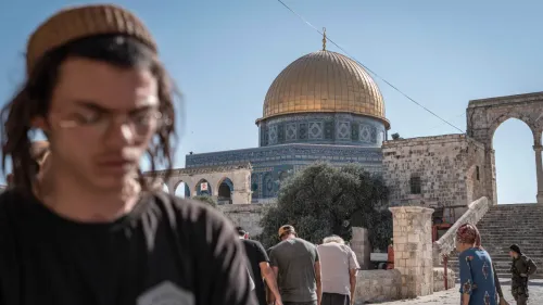 شباب يهود يزورون المسجد الأقصى في القدس الشرقية مع قبة الصخرة الذهبية في الخلفية، في سياق تصاعد الانتهاكات الإسرائيلية للوضع القائم.