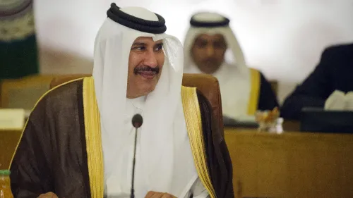 الشيخ حمد بن جاسم آل ثاني، رئيس وزراء قطر الأسبق، يتحدث خلال اجتماع، معبراً عن رؤيته حول التطورات الإقليمية وأهمية إنشاء "حلف ناتو خليجي".