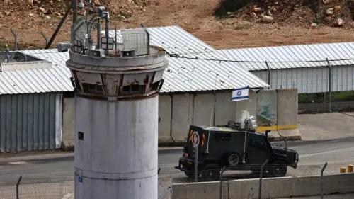 برج مراقبة داخل سجن إسرائيلي، يظهر شاحنة عسكرية تحمل علم إسرائيل، في سياق الاعتقالات المتزايدة للأطفال الفلسطينيين.