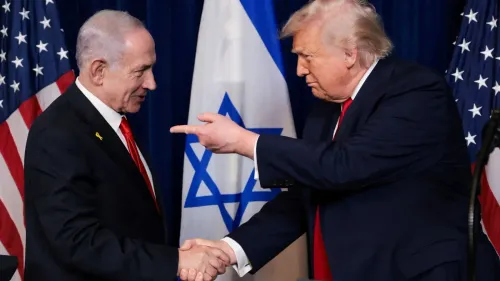 لقاء بين بنيامين نتنياهو ودونالد ترامب، حيث يتصافحان أمام أعلام إسرائيل والولايات المتحدة، مع تعبيرات جادة تعكس التوترات السياسية.