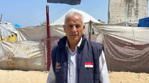 محمد فواز الوحيدي، مدير العلاقات العامة في لجنة الإغاثة المصرية بغزة، في موقع عمله قبل استهدافه بغارة إسرائيلية في حي الصبرة.