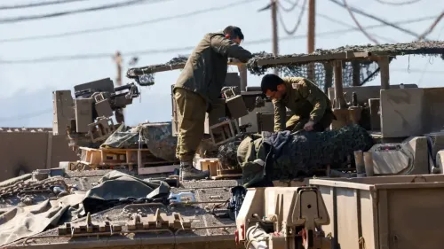 جنود إسرائيليون يعملون على دبابة في منطقة جنوب لبنان، في إطار الاستعدادات للهجوم البري الذي أعلن عنه وزير الدفاع.