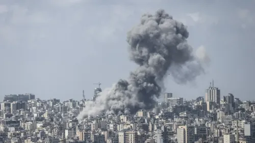 تصاعد أعمدة من الدخان فوق مباني بيروت بعد غارات جوية إسرائيلية، مما يعكس حالة الذعر والدمار في المدينة.