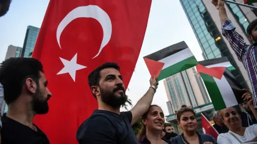 تجمع حشود من المتظاهرين في إسطنبول يحملون أعلام تركيا وفلسطين، تعبيرًا عن دعمهم للقضية الفلسطينية وسط أجواء سياسية متوترة.