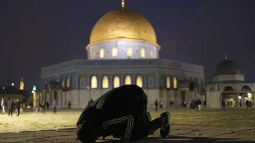 مصلٍ فلسطيني يؤدى صلاة الفجر في المسجد الأقصى بعد reopening بعد إغلاق دام 40 يومًا، مع وجود قبة الصخرة في الخلفية.