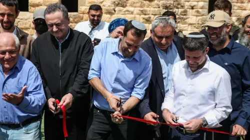 حفل إعادة افتتاح مستوطنة صانور في الضفة الغربية بحضور وزراء إسرائيليين، يعكس تصعيد التوسع الاستيطاني في الأراضي المحتلة.