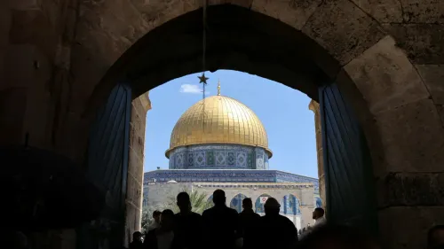 من خلال بوابة تاريخية، يظهر المسجد الأقصى بأقمار ذهبية، بينما يتجمع عدد من الزوار في الداخل، مما يعكس التوترات حول السيطرة الإسرائيلية.