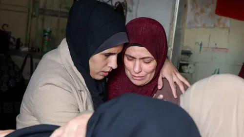 نساء فلسطينيات يتعانقن بحزن، معبرين عن مشاعر الفقد والألم بعد الهجمات الإسرائيلية في غزة.