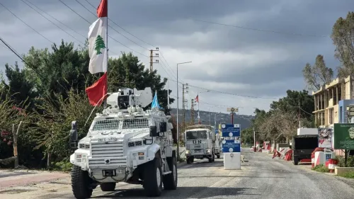 مركبة عسكرية تابعة لقوات الأمم المتحدة في لبنان، مع أعلام لبنان والأمم المتحدة، في سياق التوترات الأمنية الإسرائيلية.