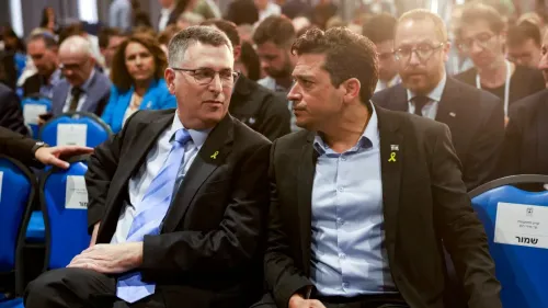 وزير إسرائيلي من حزب ليكود يتحدث مع زميله في مؤتمر، مع التركيز على التوترات بين إسرائيل وسوريا وتركيا.