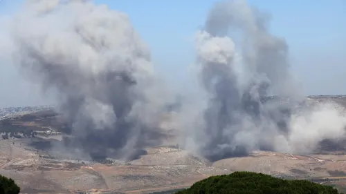 دخان كثيف يتصاعد من انفجارات في جنوب لبنان، نتيجة غارة إسرائيلية، مما يعكس تصاعد التوترات في المنطقة.