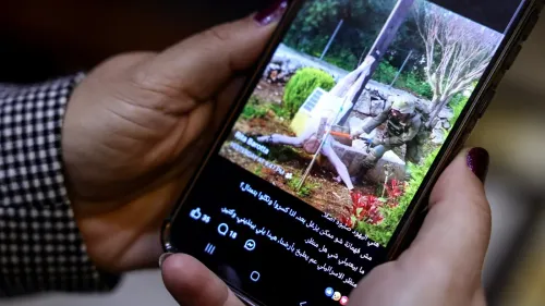 جندي إسرائيلي يقوم بتخريب تمثال المسيح في حديقة، مما يعكس تصاعد الاعتداءات على الرموز المسيحية في الأراضي الفلسطينية.