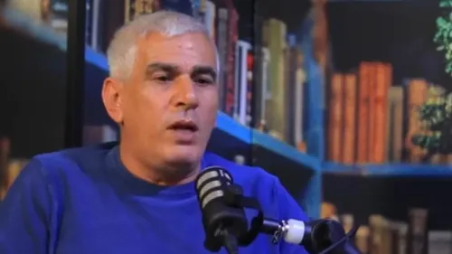 اعتقال الصحفي الفلسطيني ناصر اللحام خلال مداهمة إسرائيلية لمنزله في بيت لحم، مع التركيز على انتهاكات حرية الصحافة.