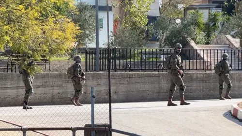 جنود إسرائيليون مسلحون يتجولون في حرم جامعة بيرزيت، حيث شهدت الجامعة اقتحامًا عسكريًا وأعمال عنف ضد الطلاب.