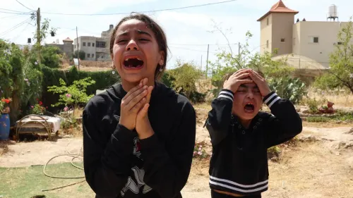 طفلتان فلسطينيتان تبكيان في حديقة، تعبران عن الحزن والخوف بعد الأحداث العنيفة في الضفة الغربية، في ظل الأوضاع المتوترة.