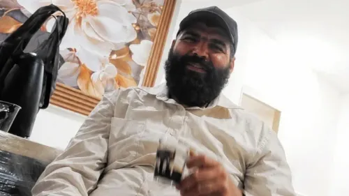 مصطفى طه الخطيب، 32 عاماً، مبتسم ويحتسي مشروباً في منزله، قبل أن يُقتل برصاص الاحتلال الإسرائيلي في الضفة الغربية.