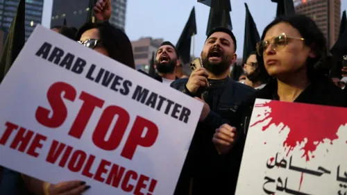 محتجون يحملون لافتات تطالب بإنهاء العنف ضد العرب، مع ظهور شعارات مثل "حياة العرب مهمة" و"أوقفوا العنف!" في مظاهرة ضد الاعتداءات العنصرية.