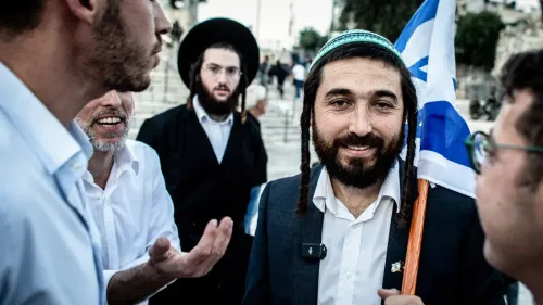 مظاهرة لمستوطنين إسرائيليين في الضفة الغربية، حيث يتحدثون حول حرق النفايات وإجراءات الحكومة.